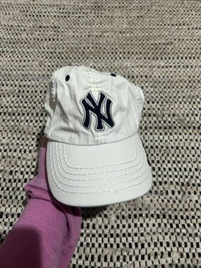 Genuine Merchandise White Yankees cap with Navy Logo